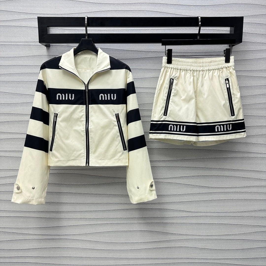 Contrast outline set with embroidered lettering and logo on chest