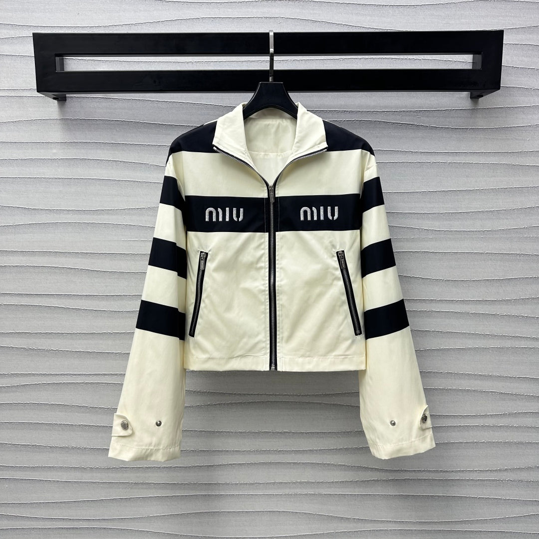 Contrast outline set with embroidered lettering and logo on chest