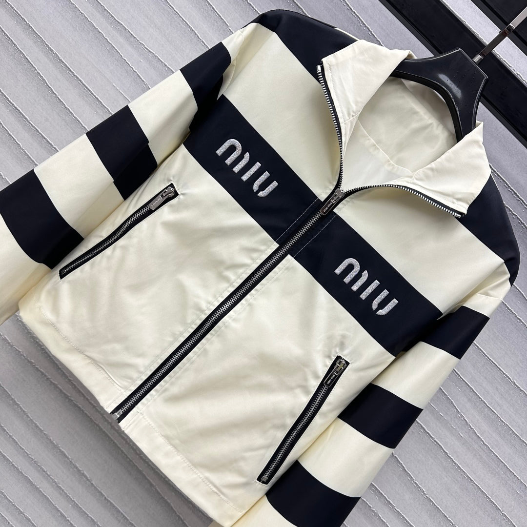 Contrast outline set with embroidered lettering and logo on chest
