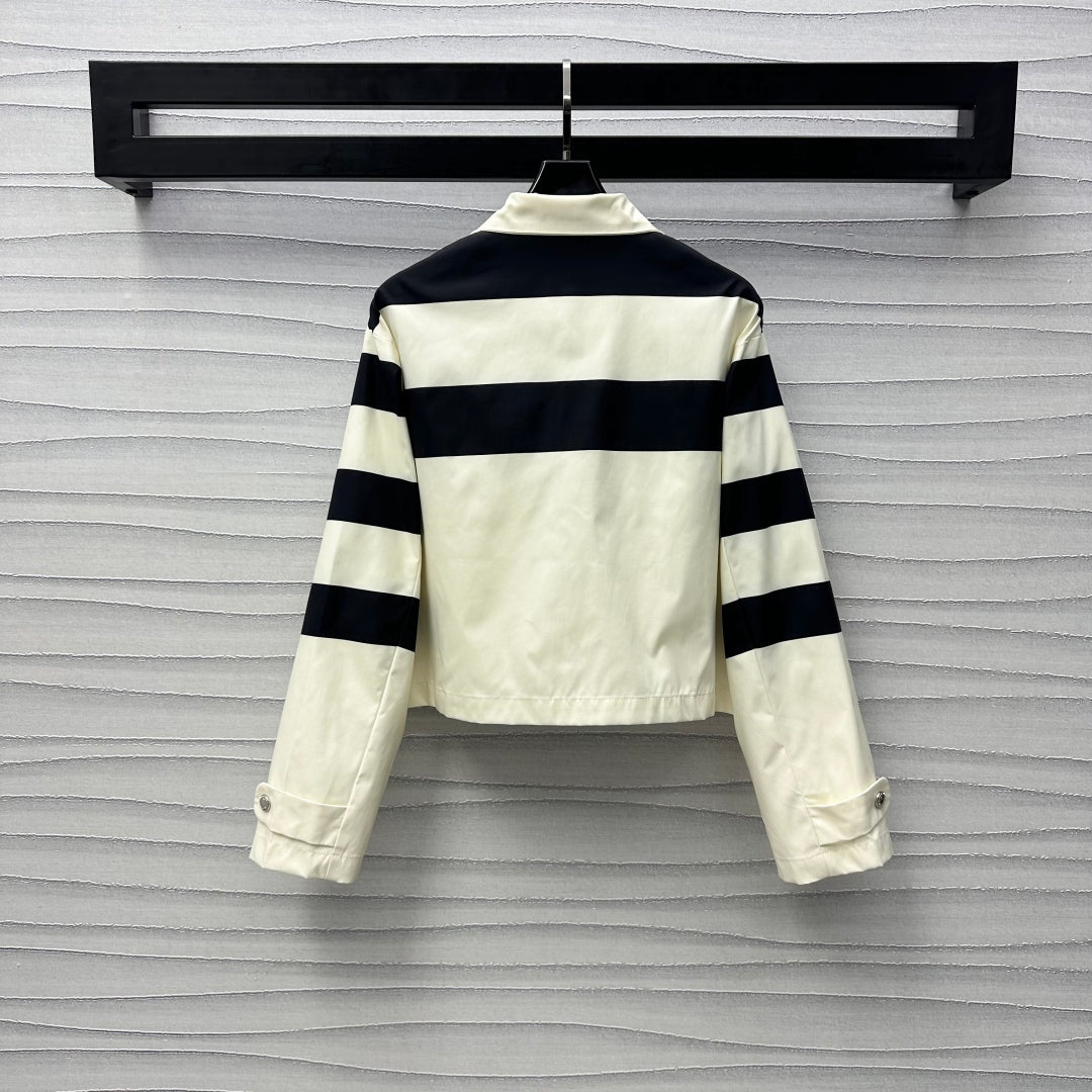 Contrast outline set with embroidered lettering and logo on chest