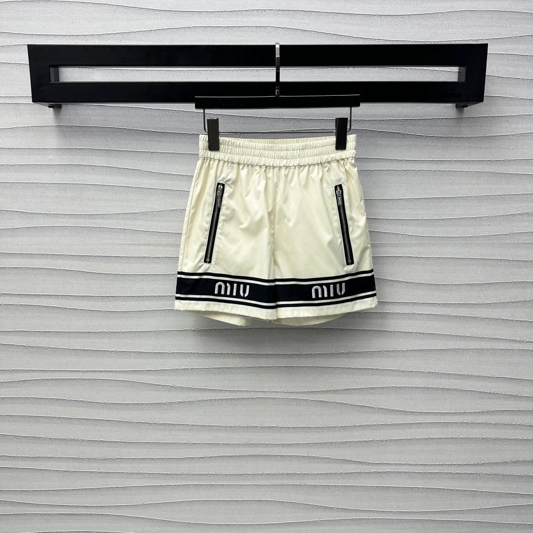 Contrast outline set with embroidered lettering and logo on chest