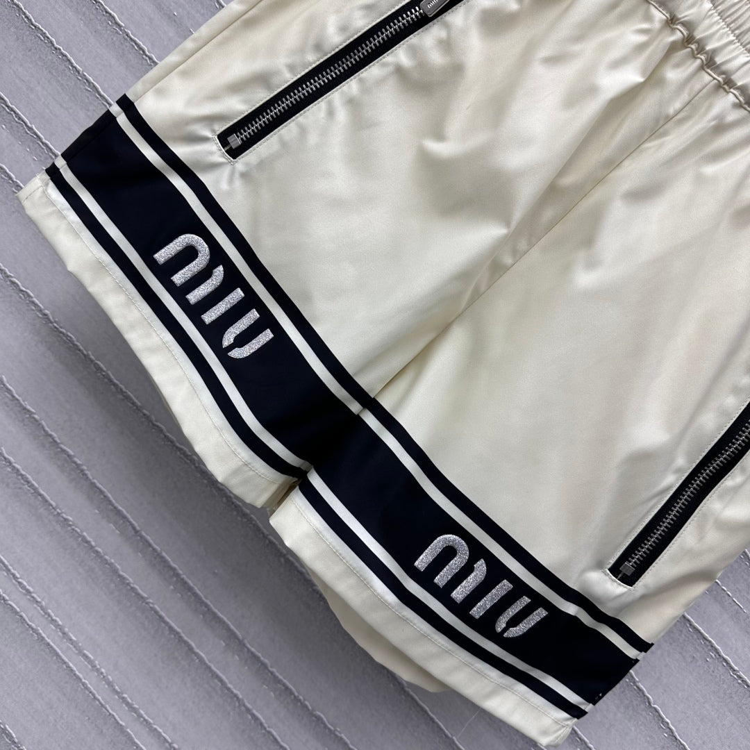 Contrast outline set with embroidered lettering and logo on chest