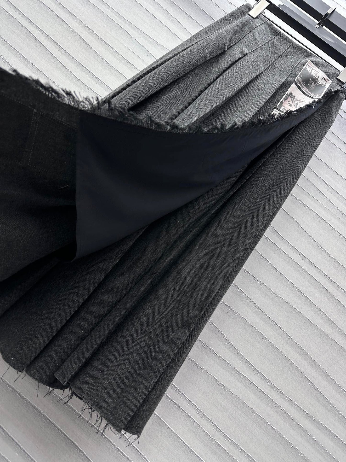 High-waisted one-piece pleated skirt