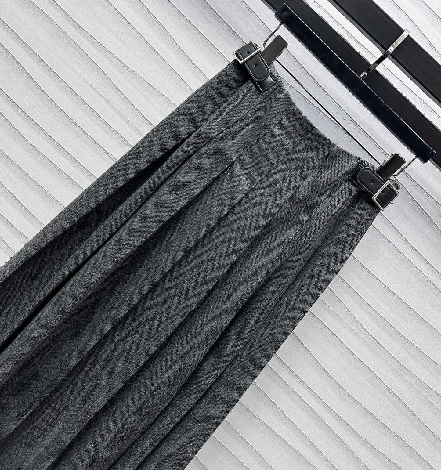 High-waisted one-piece pleated skirt