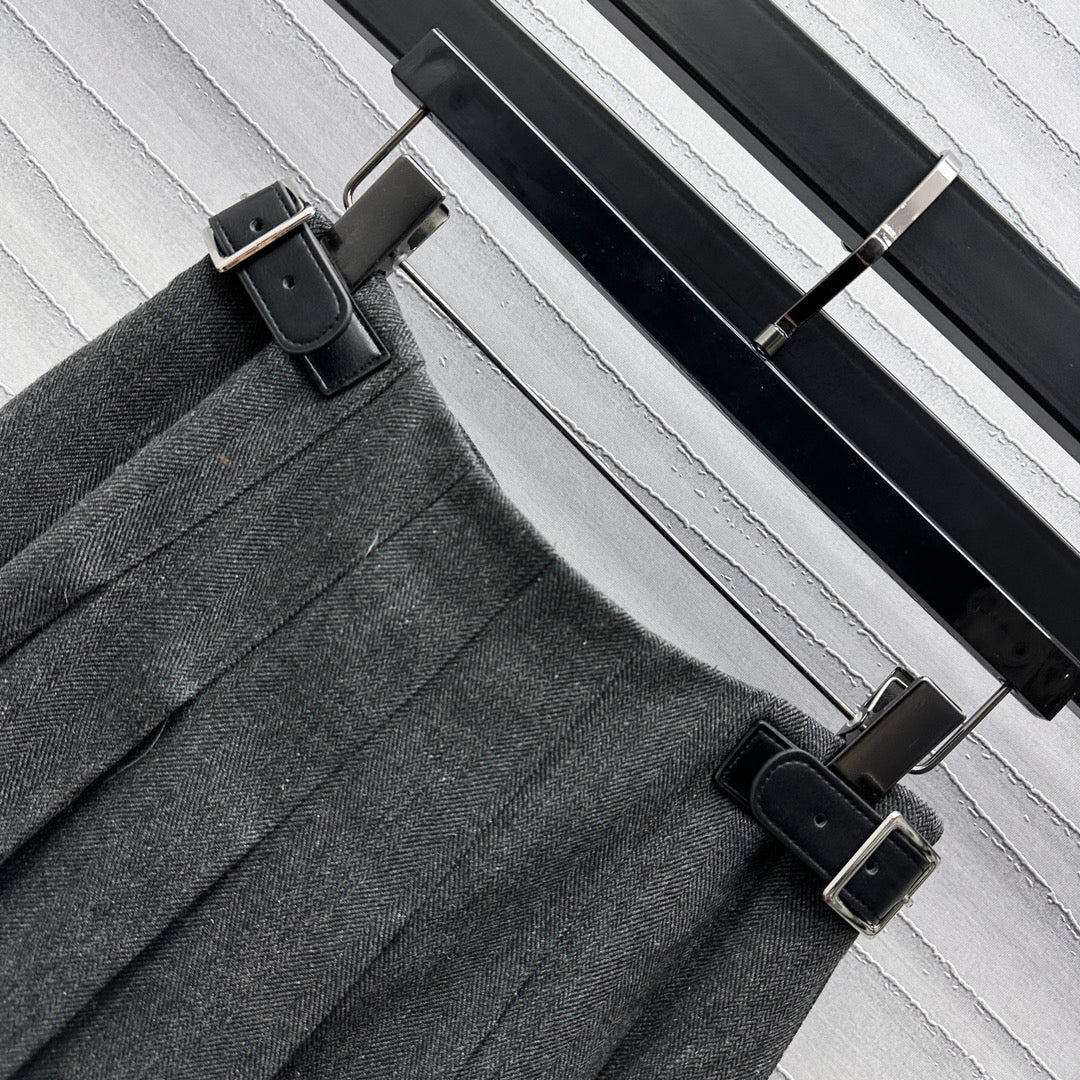 High-waisted one-piece pleated skirt