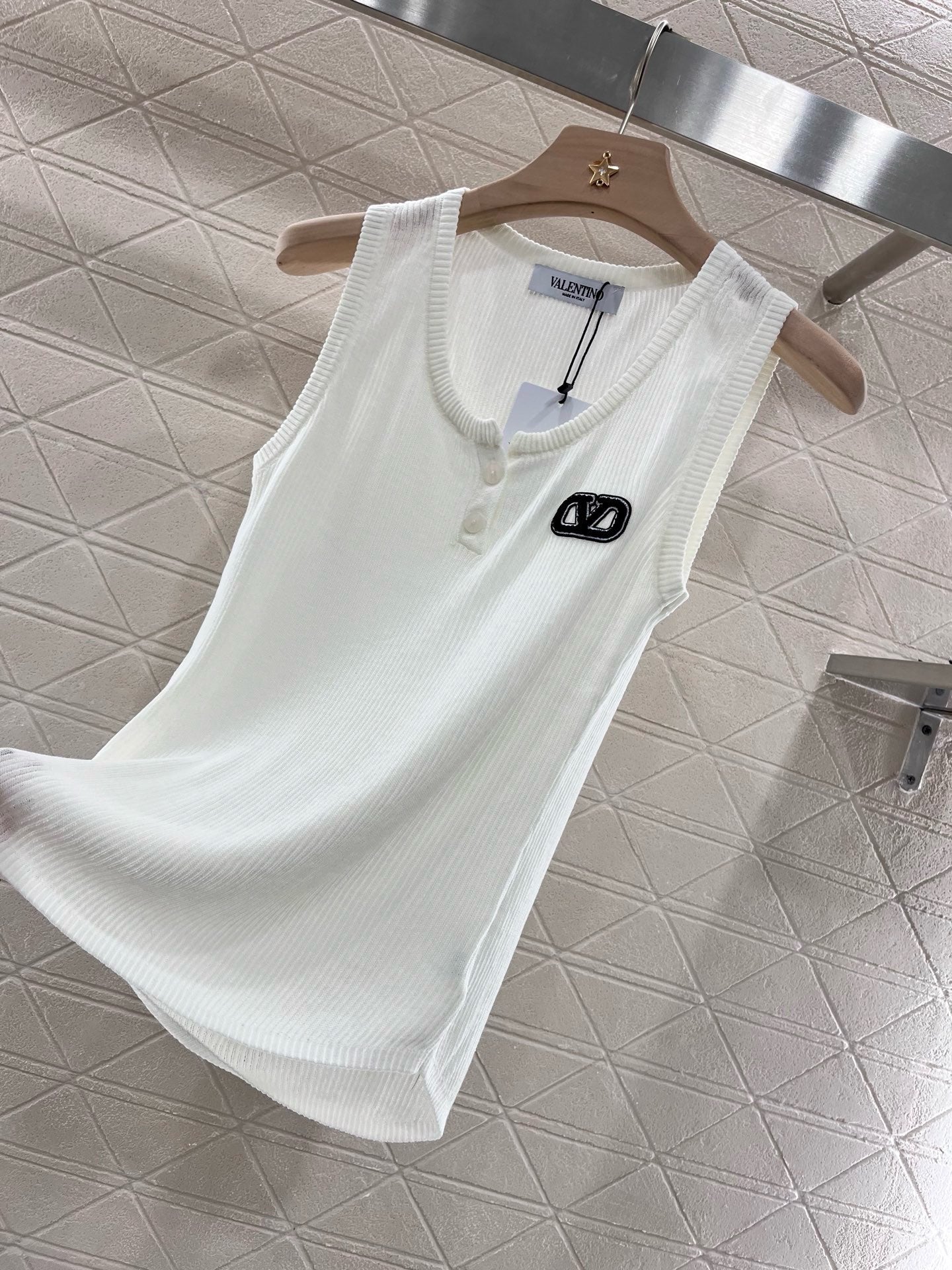 Button-down lettering knitted vest)