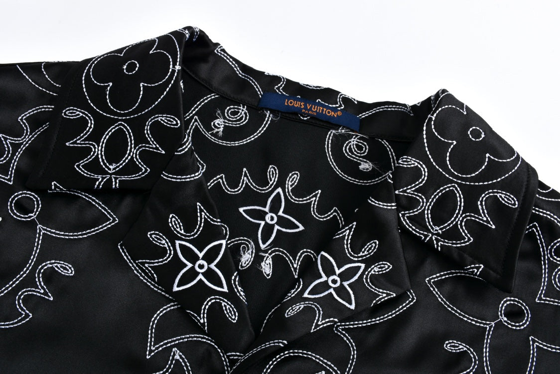Arabesque boot thread embroidered short-sleeved shirt