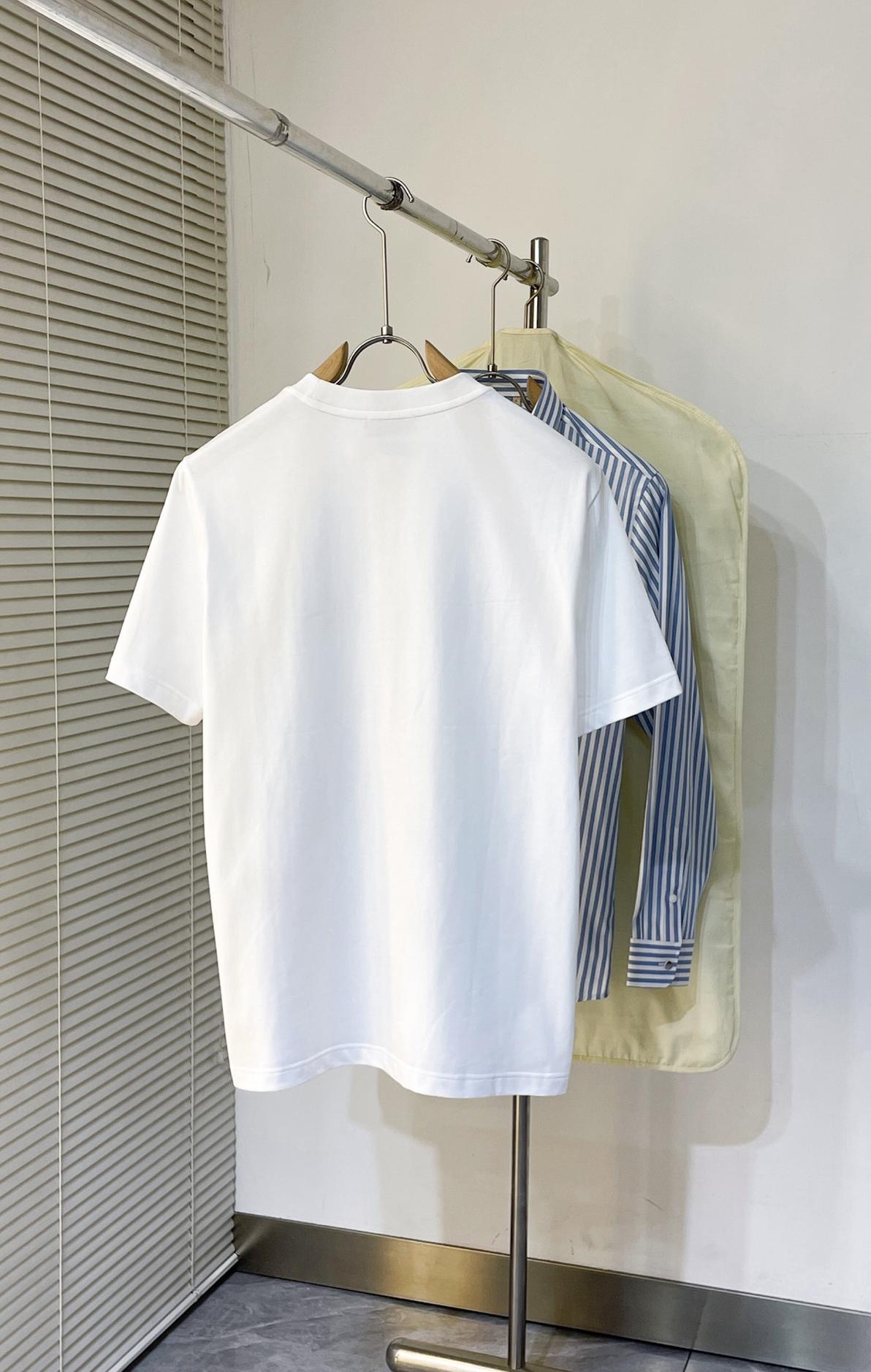 25 Mon Spring/Summer new metal logo on chest t-shirt
