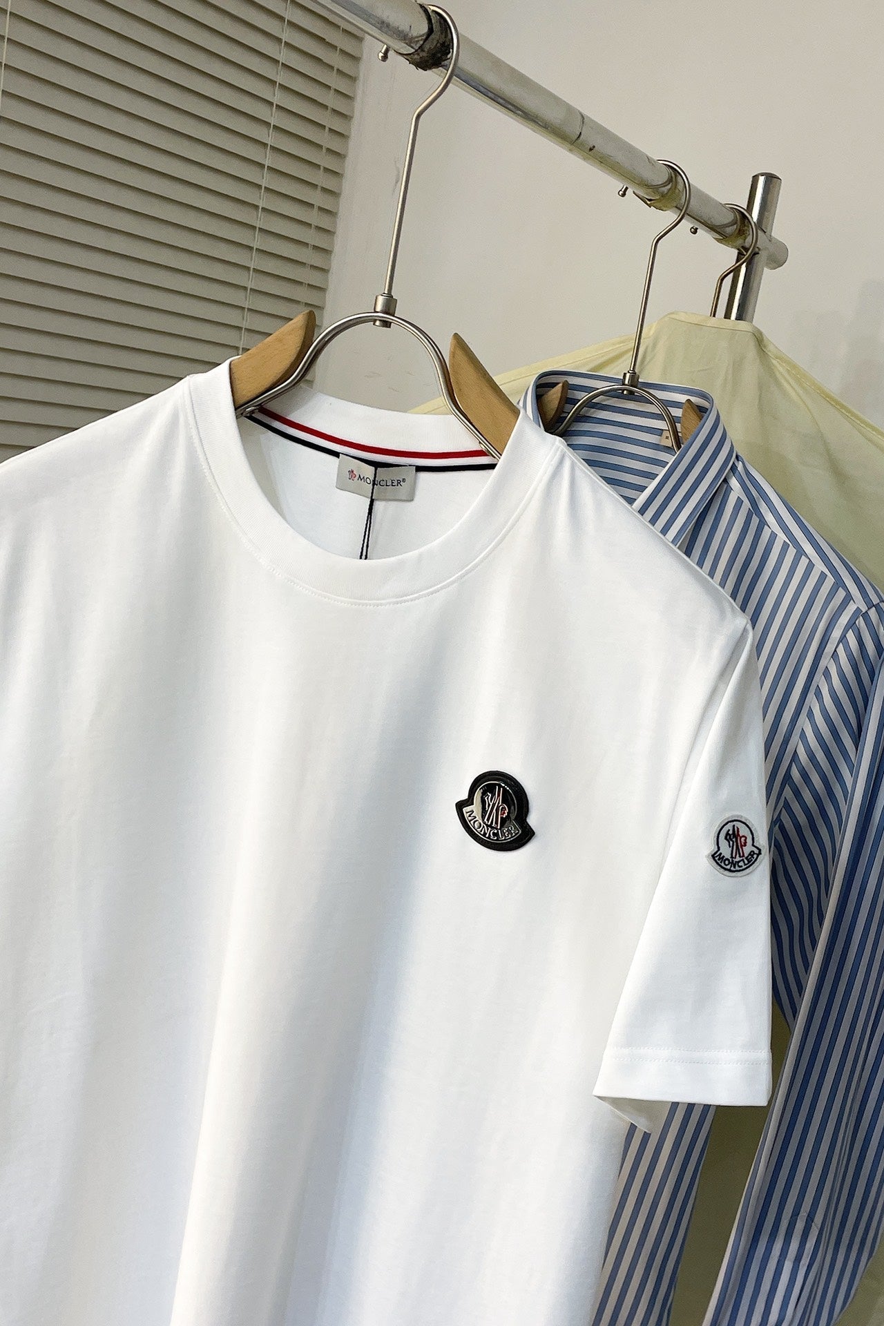 25 Mon Spring/Summer new metal logo on chest t-shirt