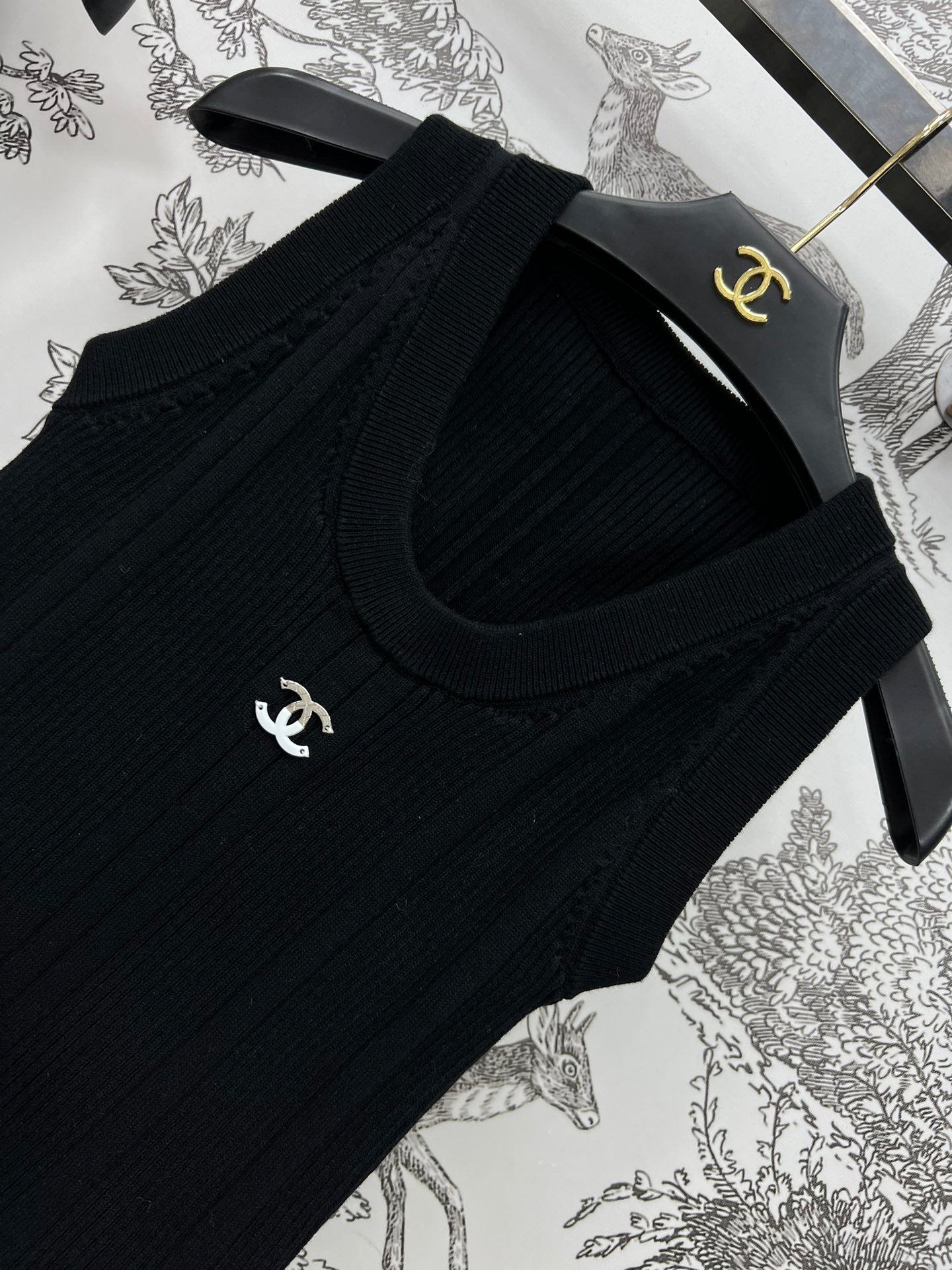 logo-embellished knitted vest