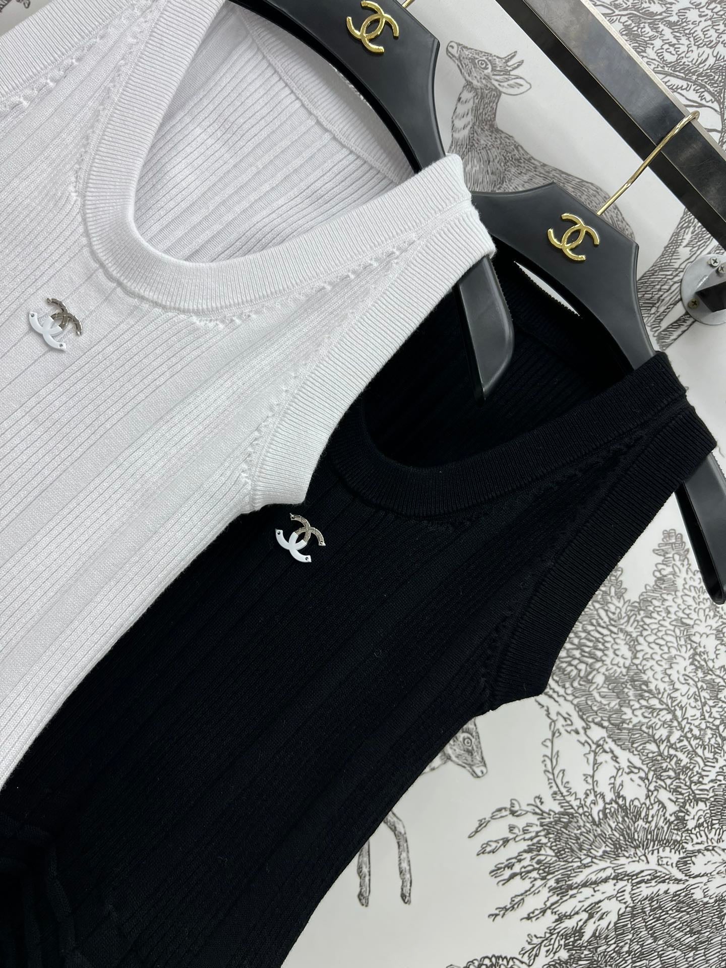 logo-embellished knitted vest