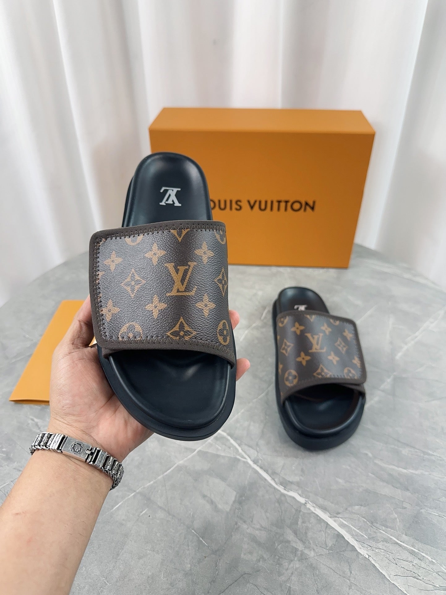Logo embossed slide sandals