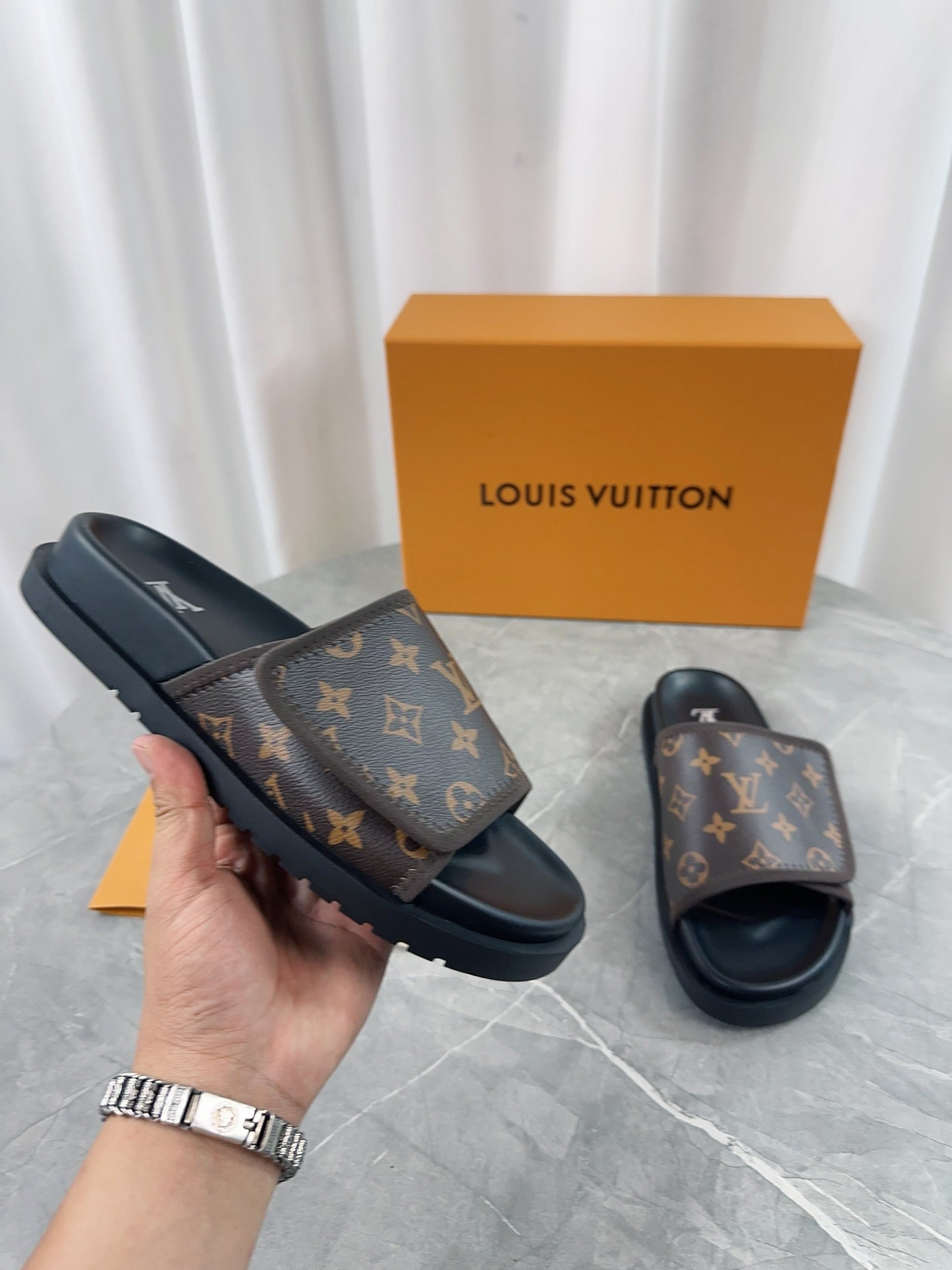 Logo embossed slide sandals