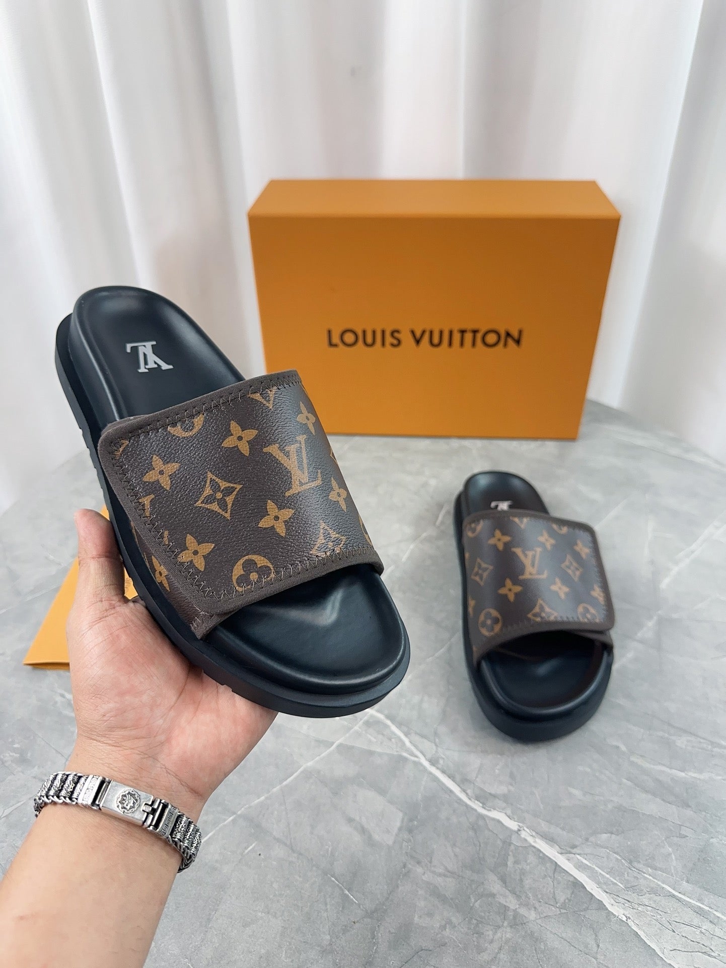Logo embossed slide sandals
