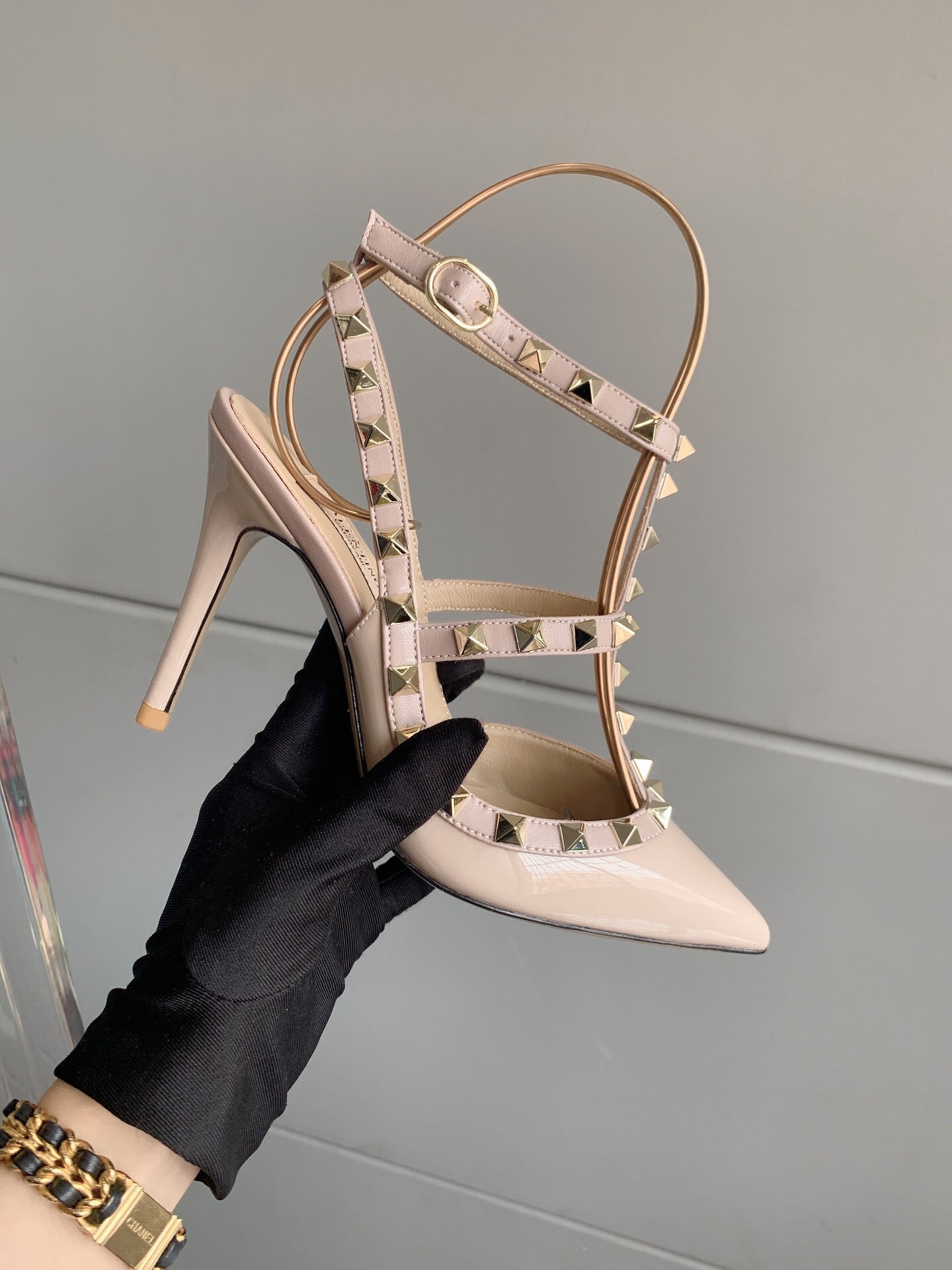 V Classic Rivet Shoes