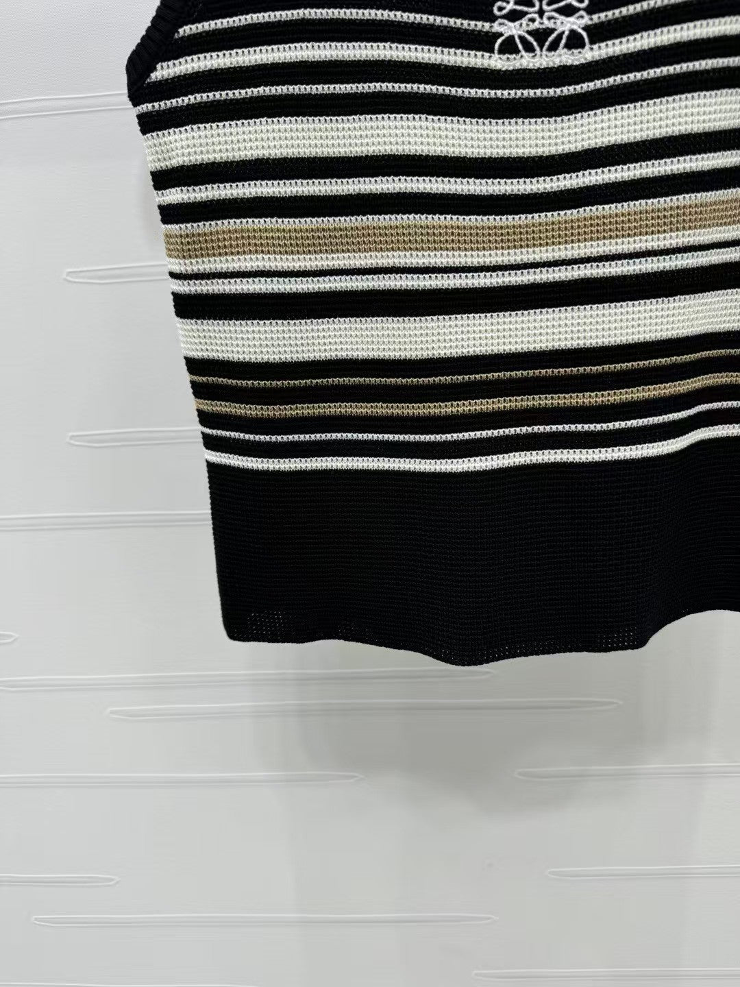 25 Spring/Summer U-neck striped knitted vest