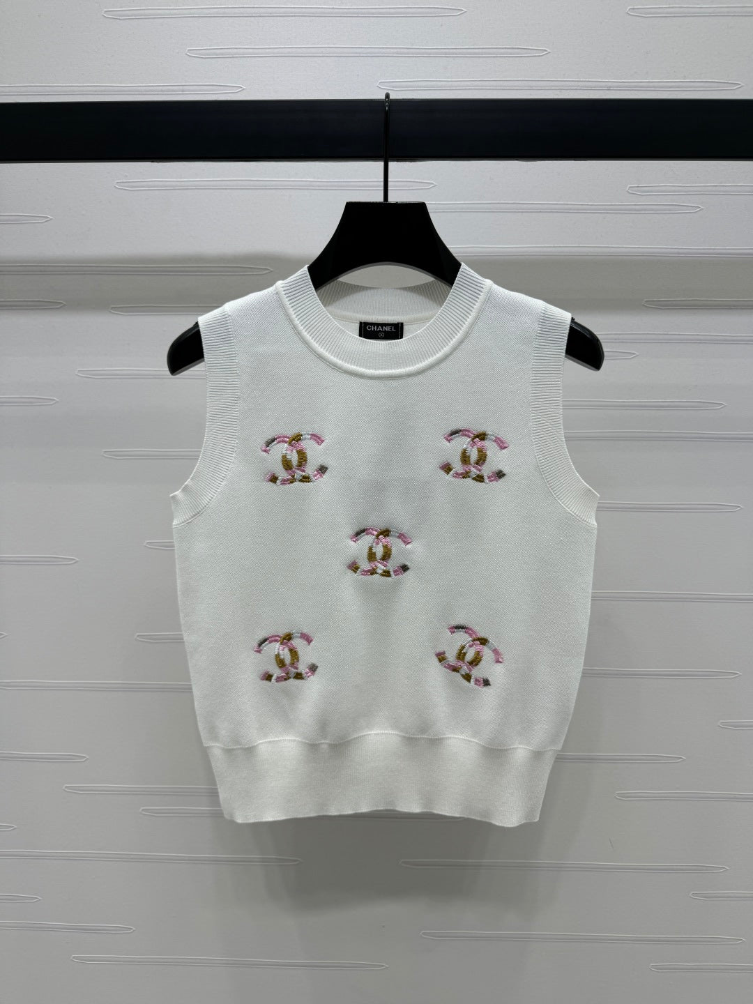 Contrast color double C embroidered knitted vest