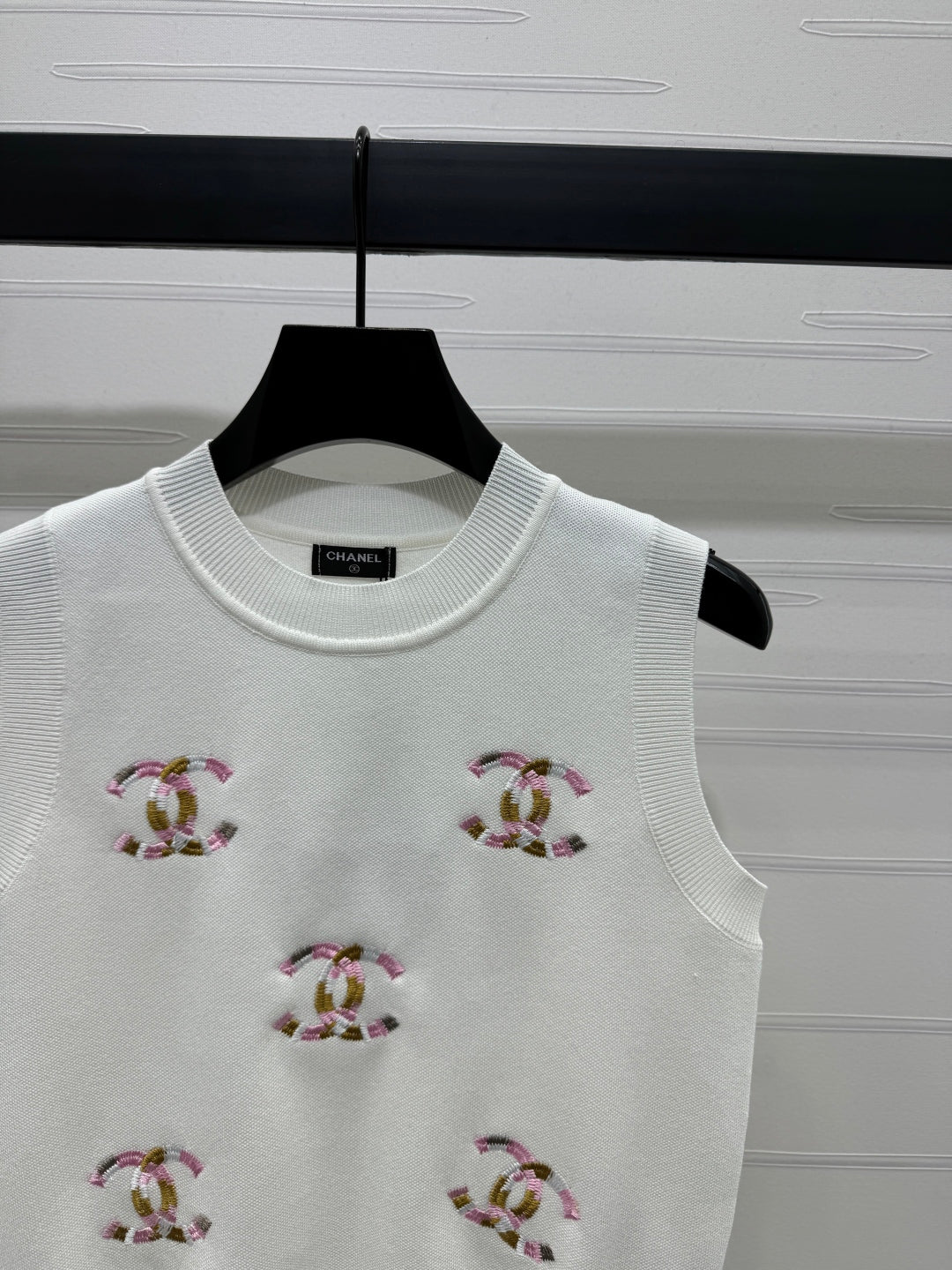 Contrast color double C embroidered knitted vest