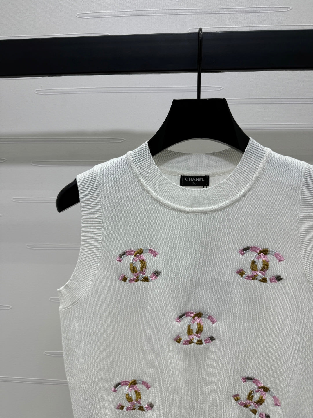 Contrast color double C embroidered knitted vest