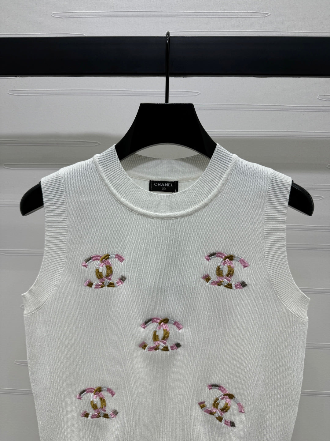 Contrast color double C embroidered knitted vest