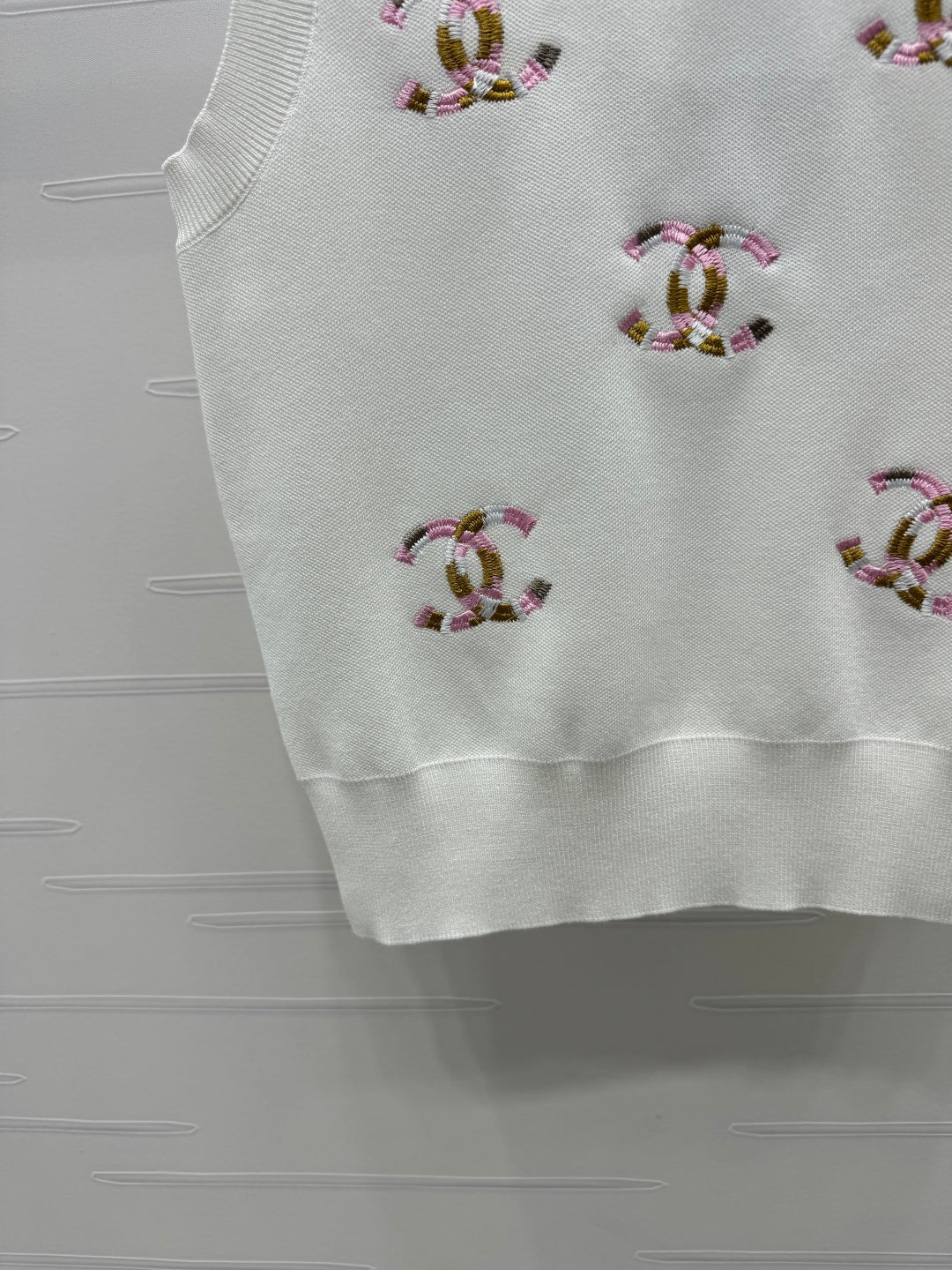 Contrast color double C embroidered knitted vest