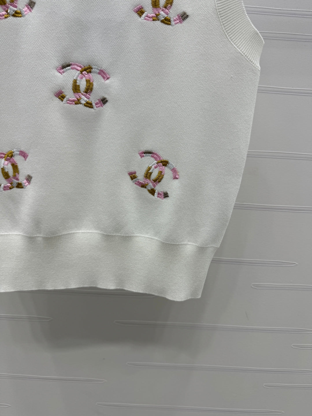 Contrast color double C embroidered knitted vest