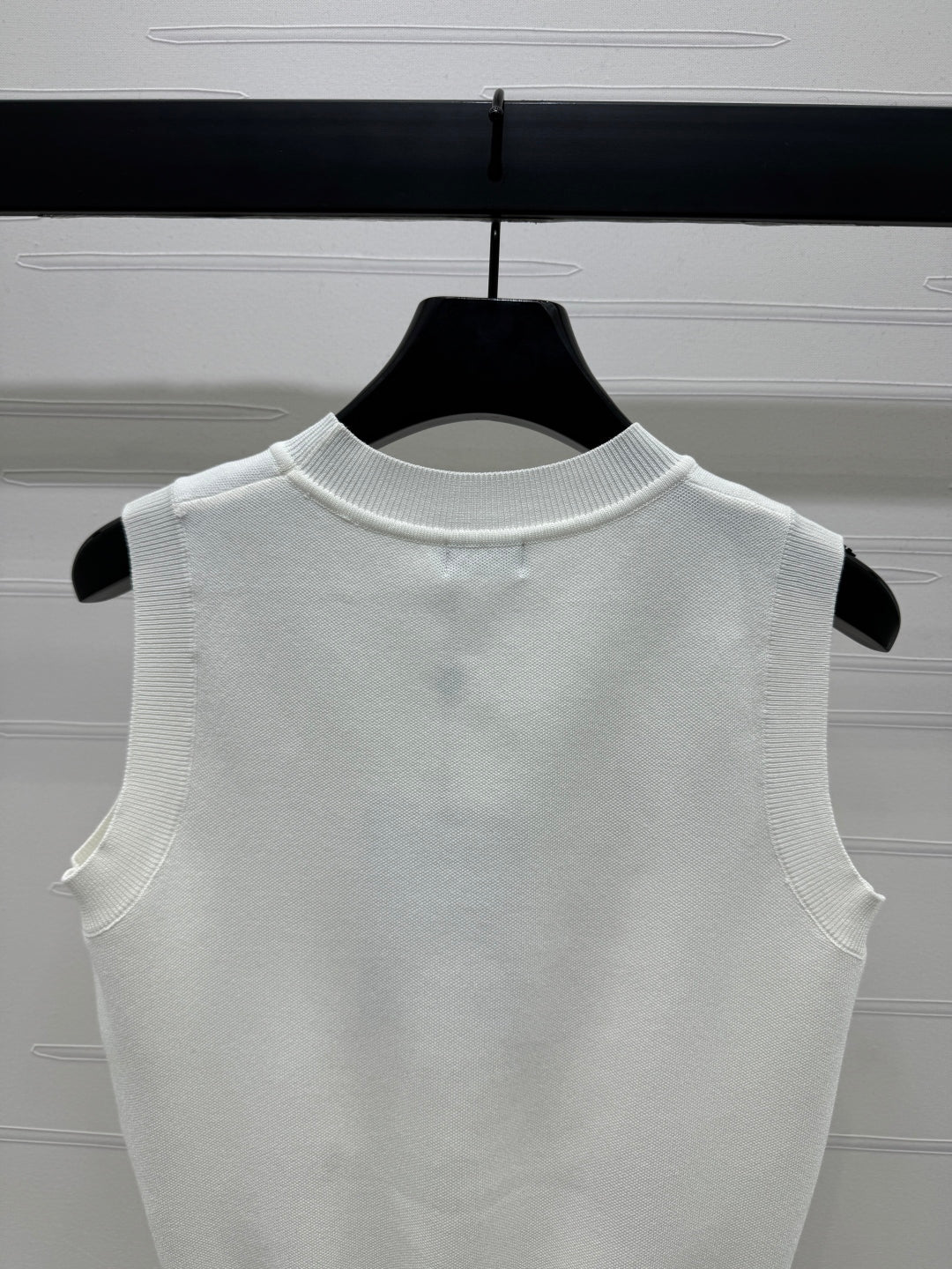 Contrast color double C embroidered knitted vest