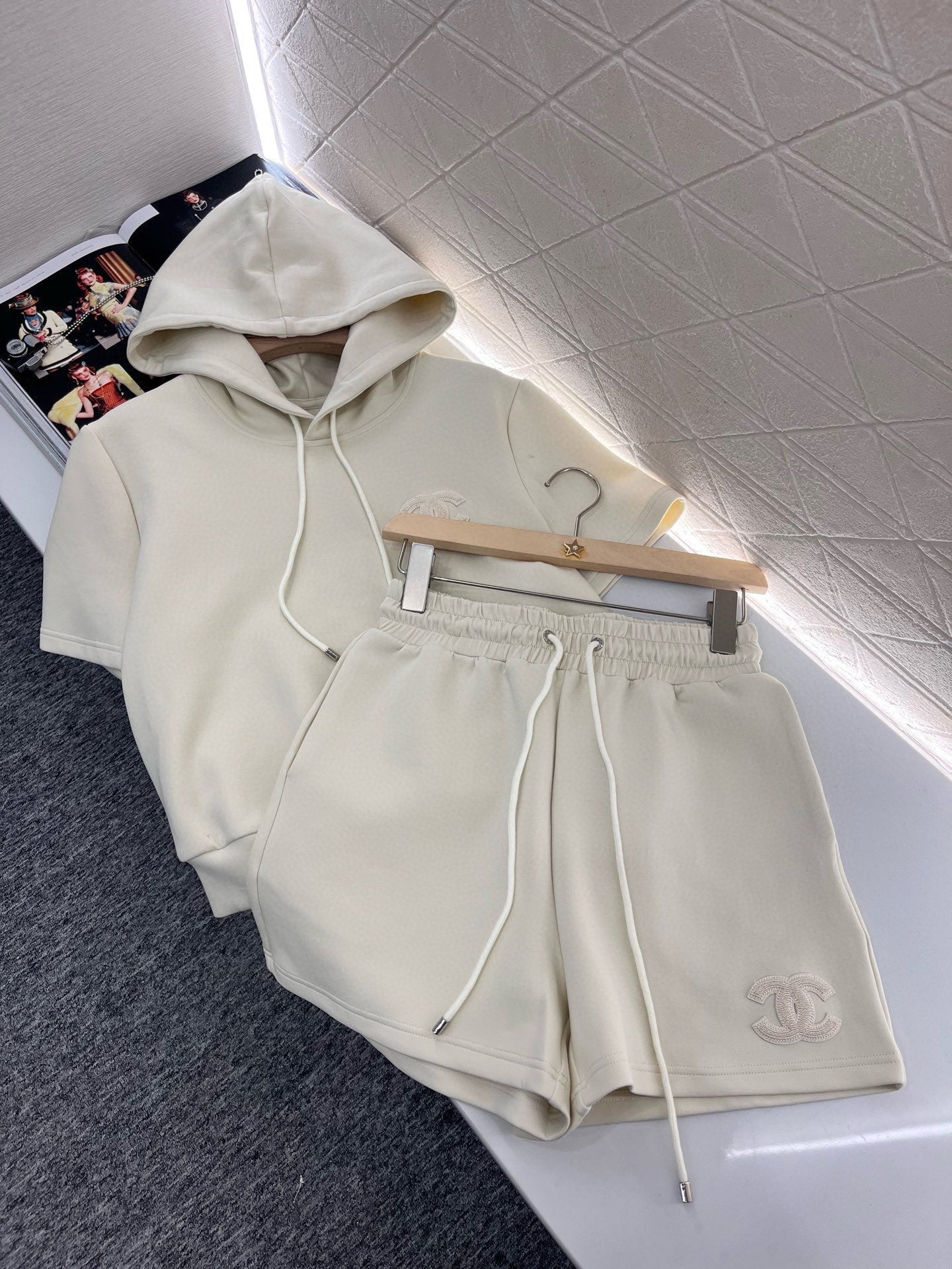 25 Hooded Letter Set