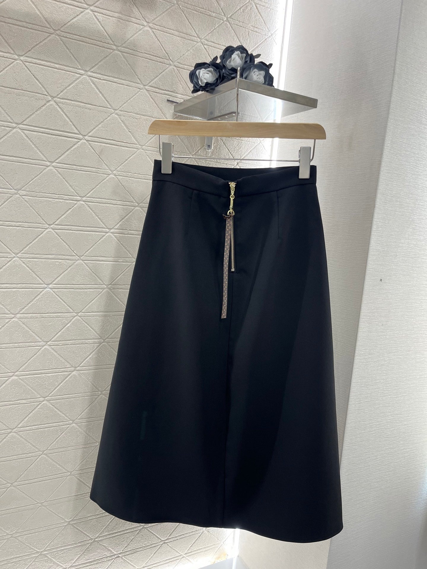 25ss Chain-stitch pleated skirt