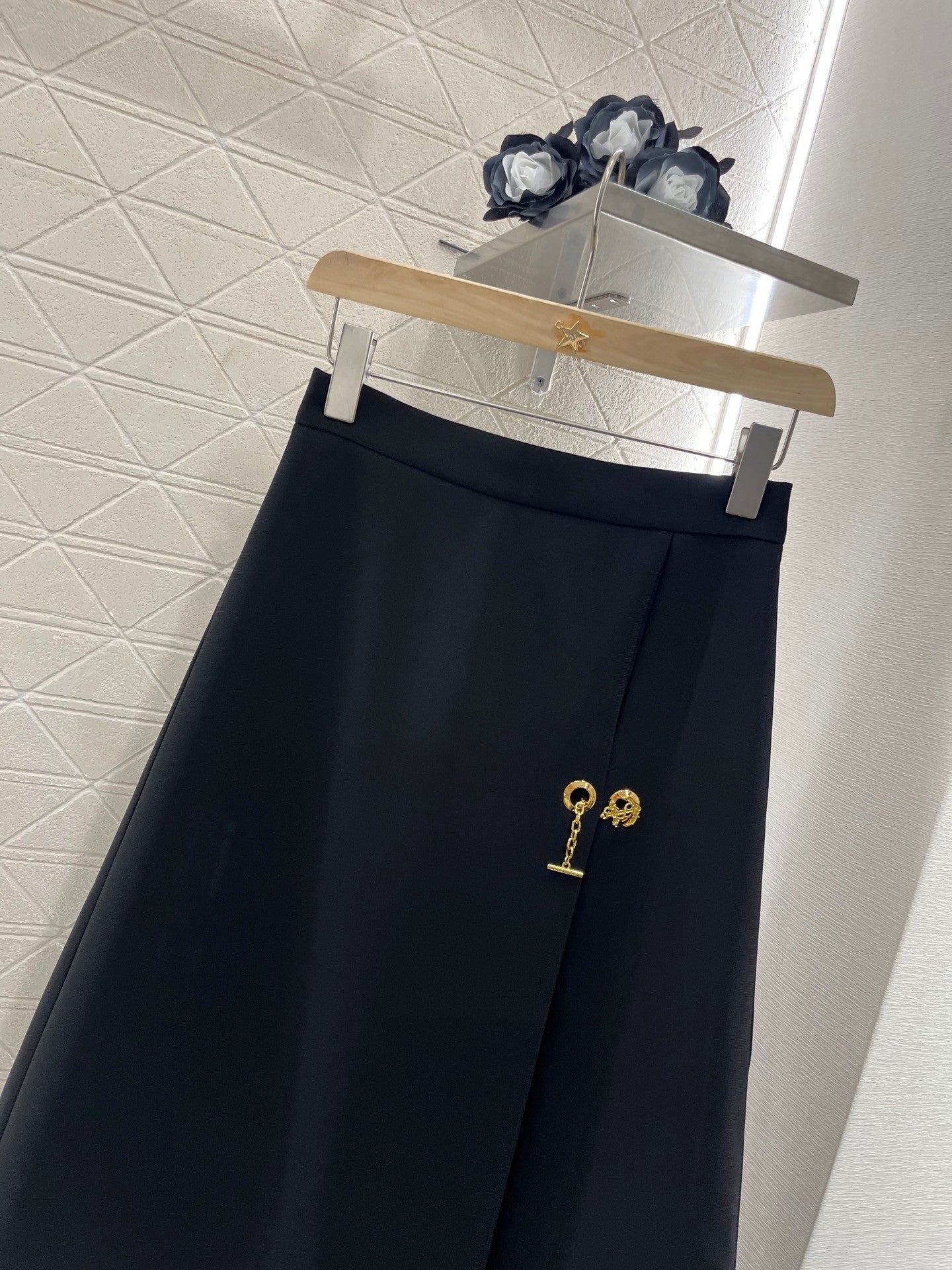 25ss Chain-stitch pleated skirt