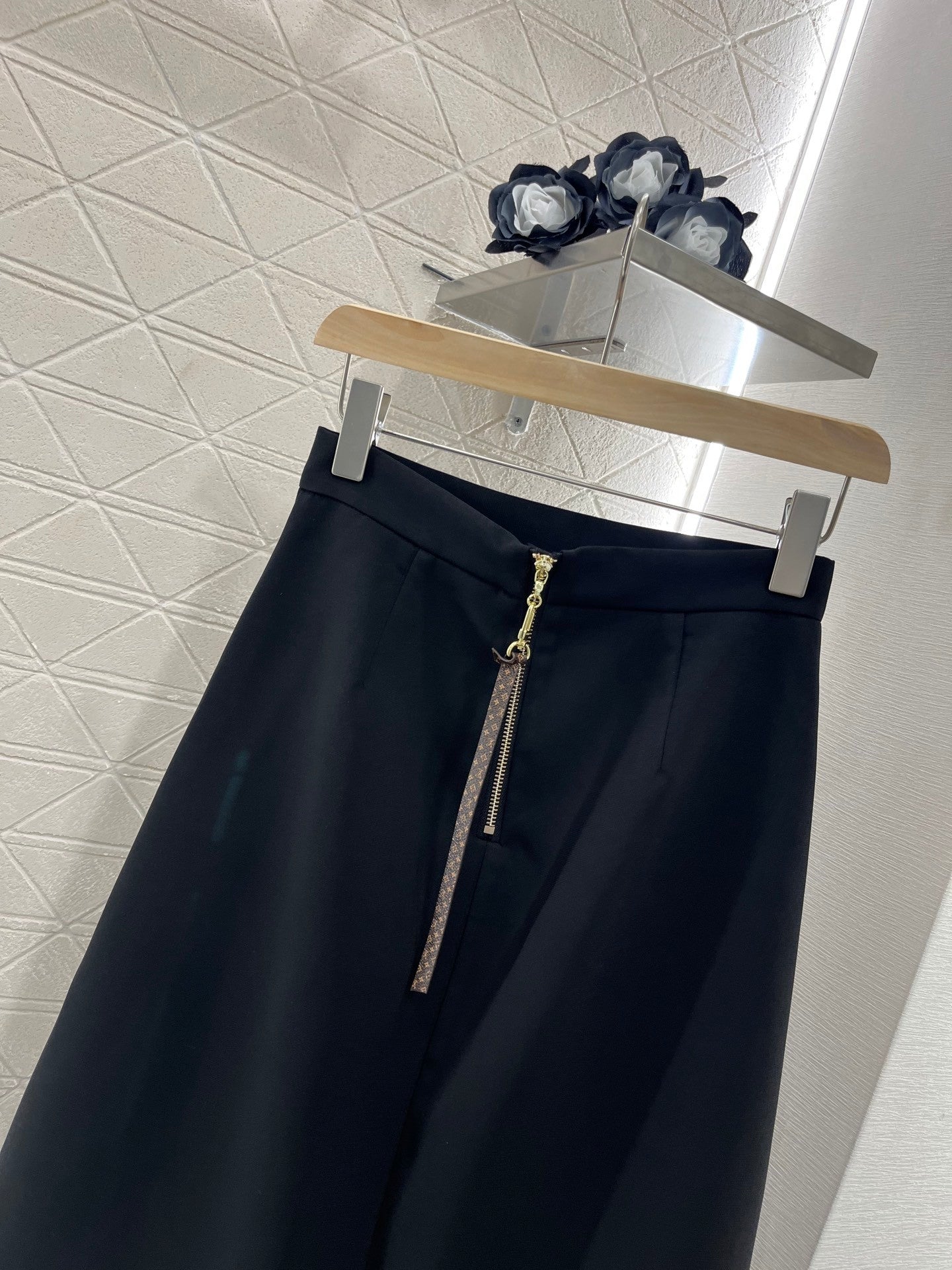 25ss Chain-stitch pleated skirt