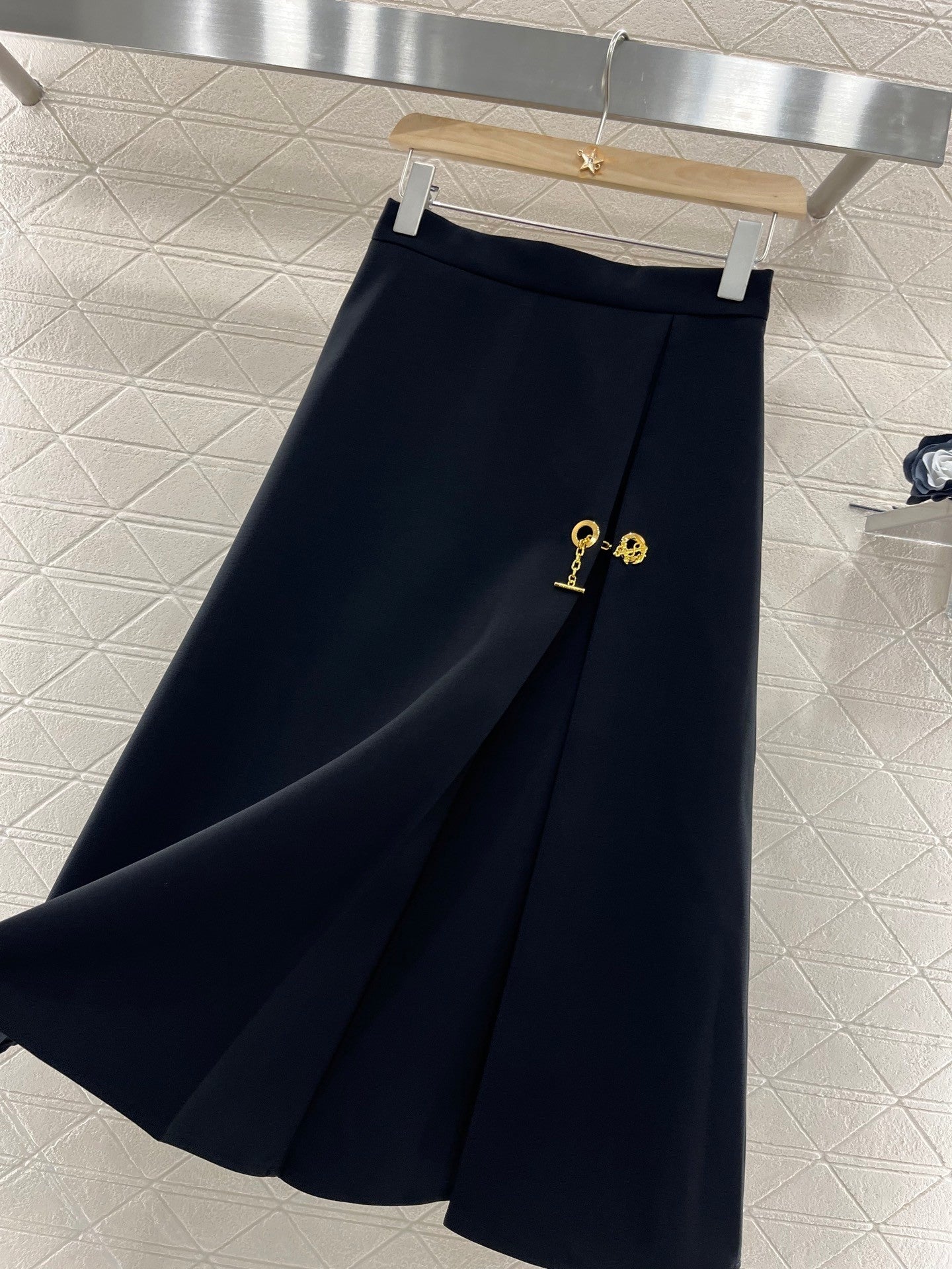 25ss Chain-stitch pleated skirt