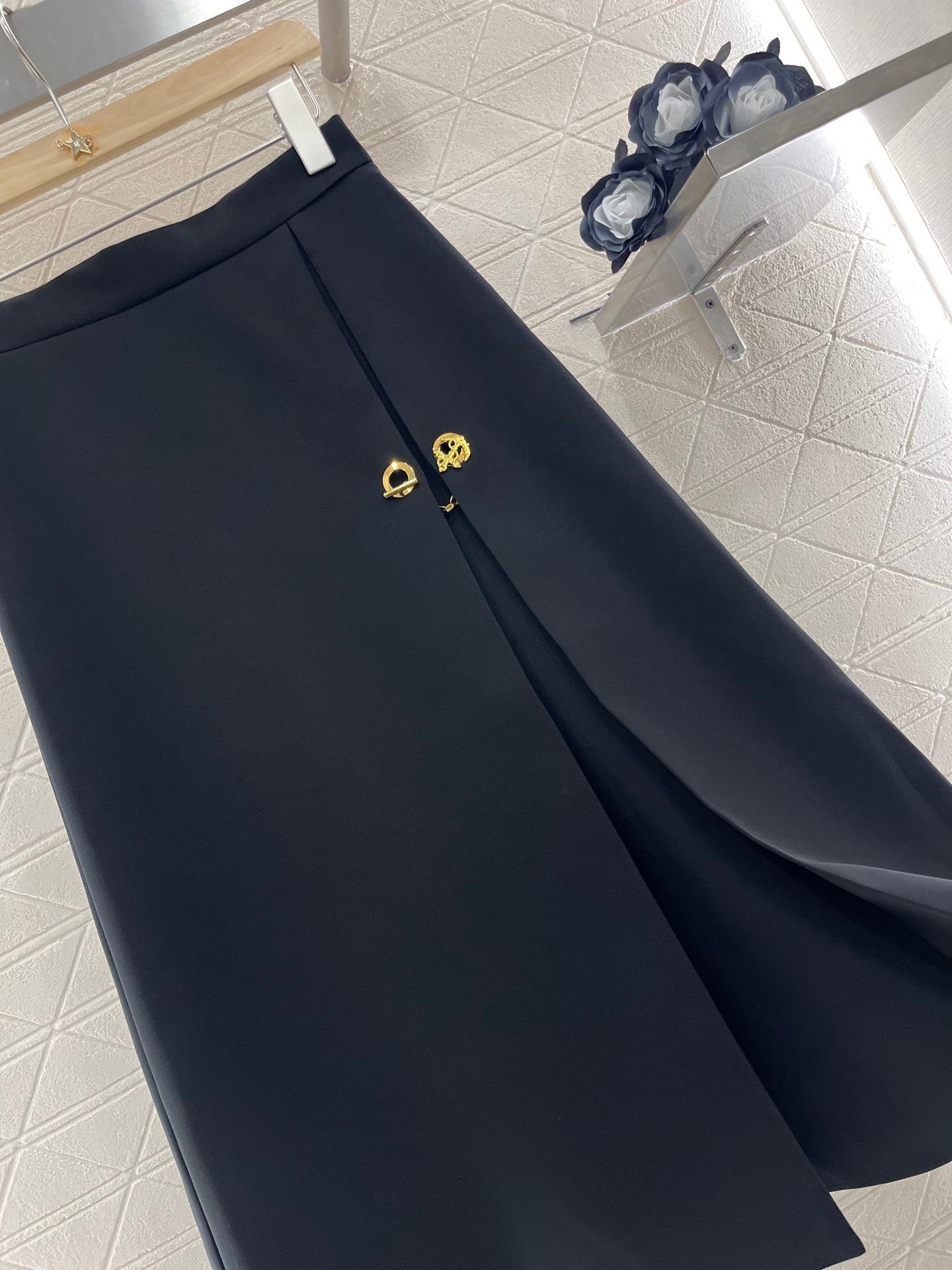 25ss Chain-stitch pleated skirt