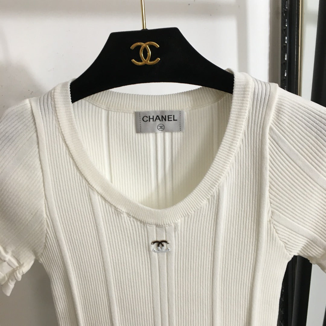 Slim Fit V-Neck Short Sleeve Knit Top