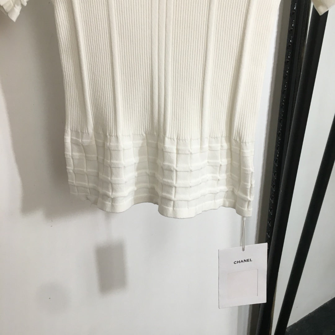 Slim Fit V-Neck Short Sleeve Knit Top