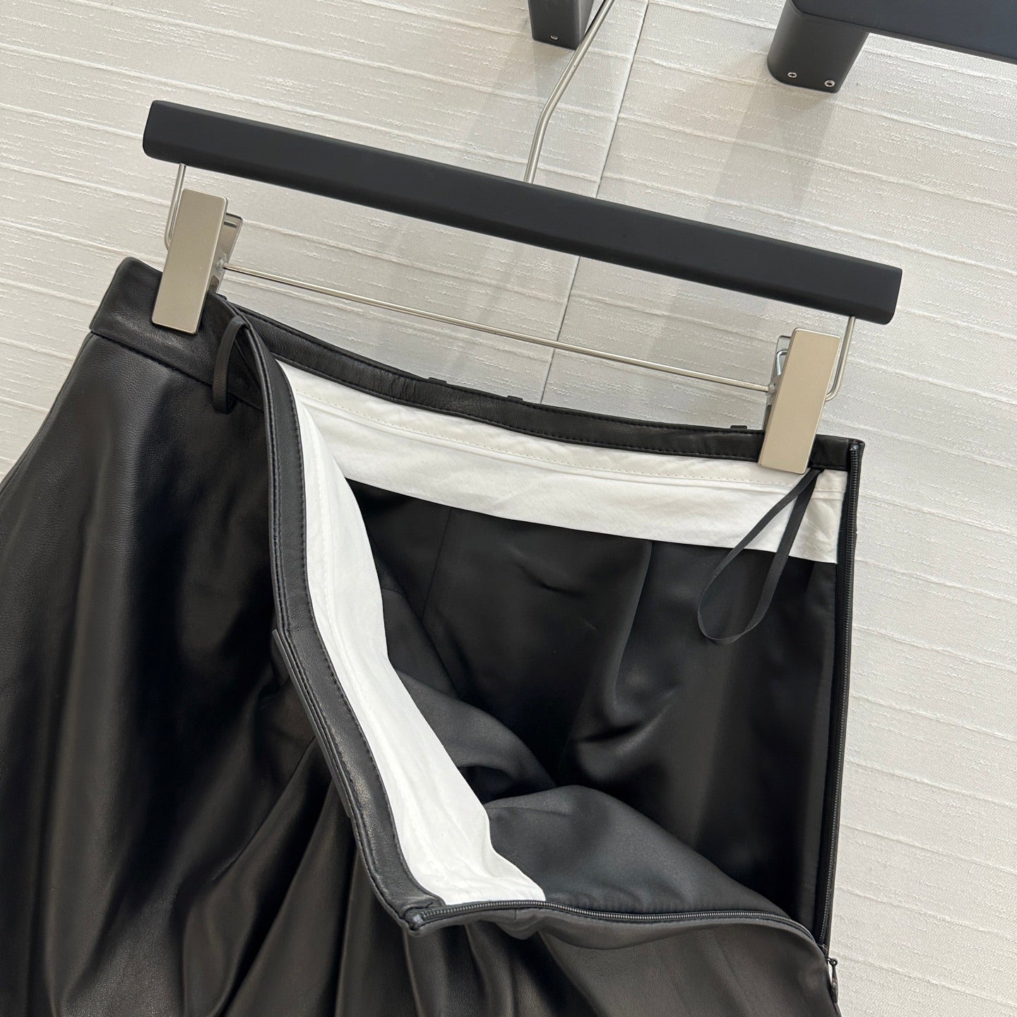 25SS Retro modern and fashionable pleated leather half skirt