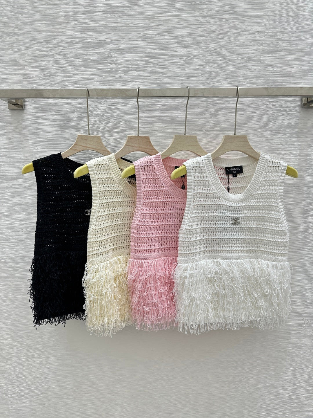 25 New Cutout Knit Splicing Tassel Metal Logo Vest