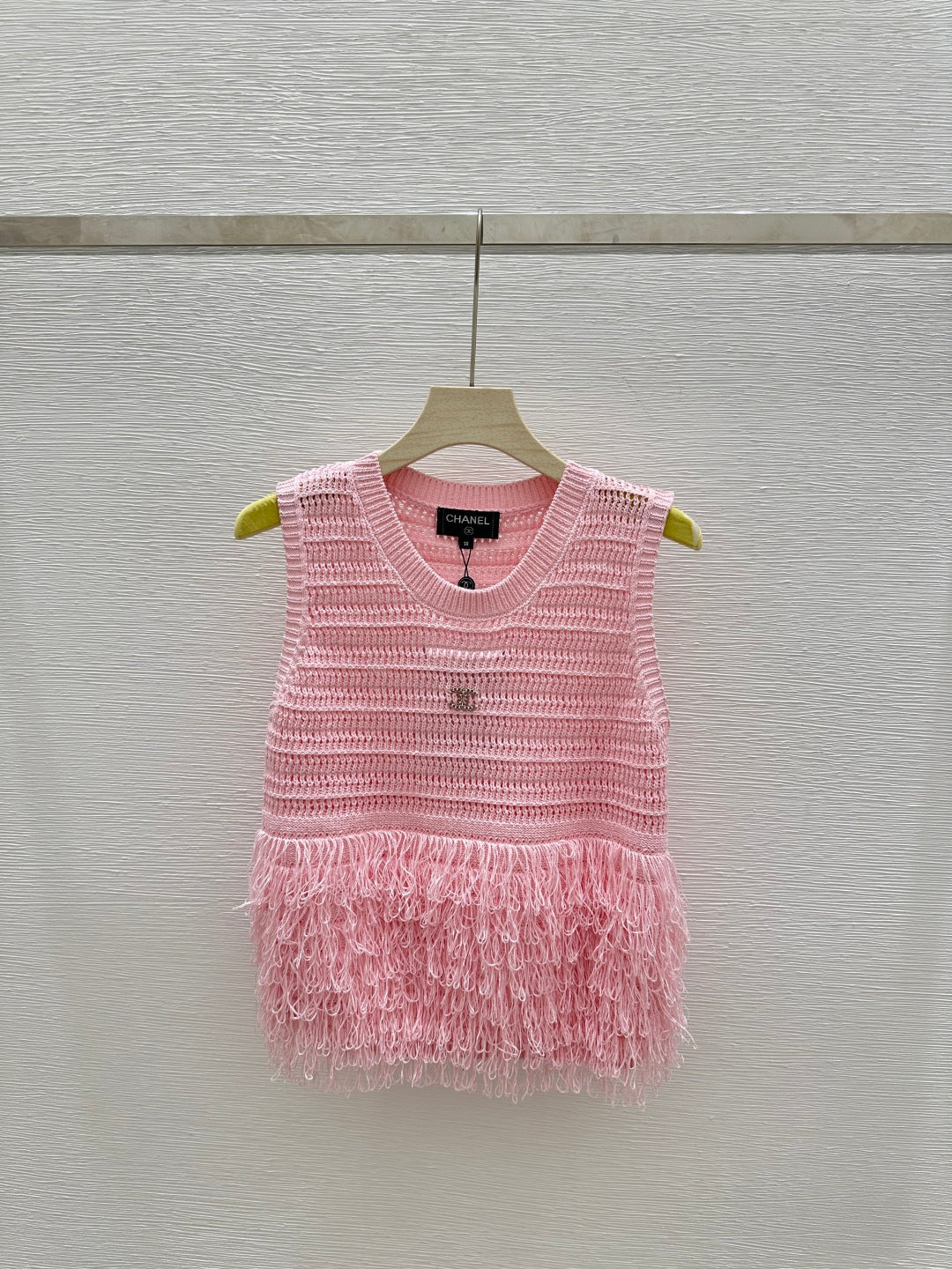 25 New Cutout Knit Splicing Tassel Metal Logo Vest