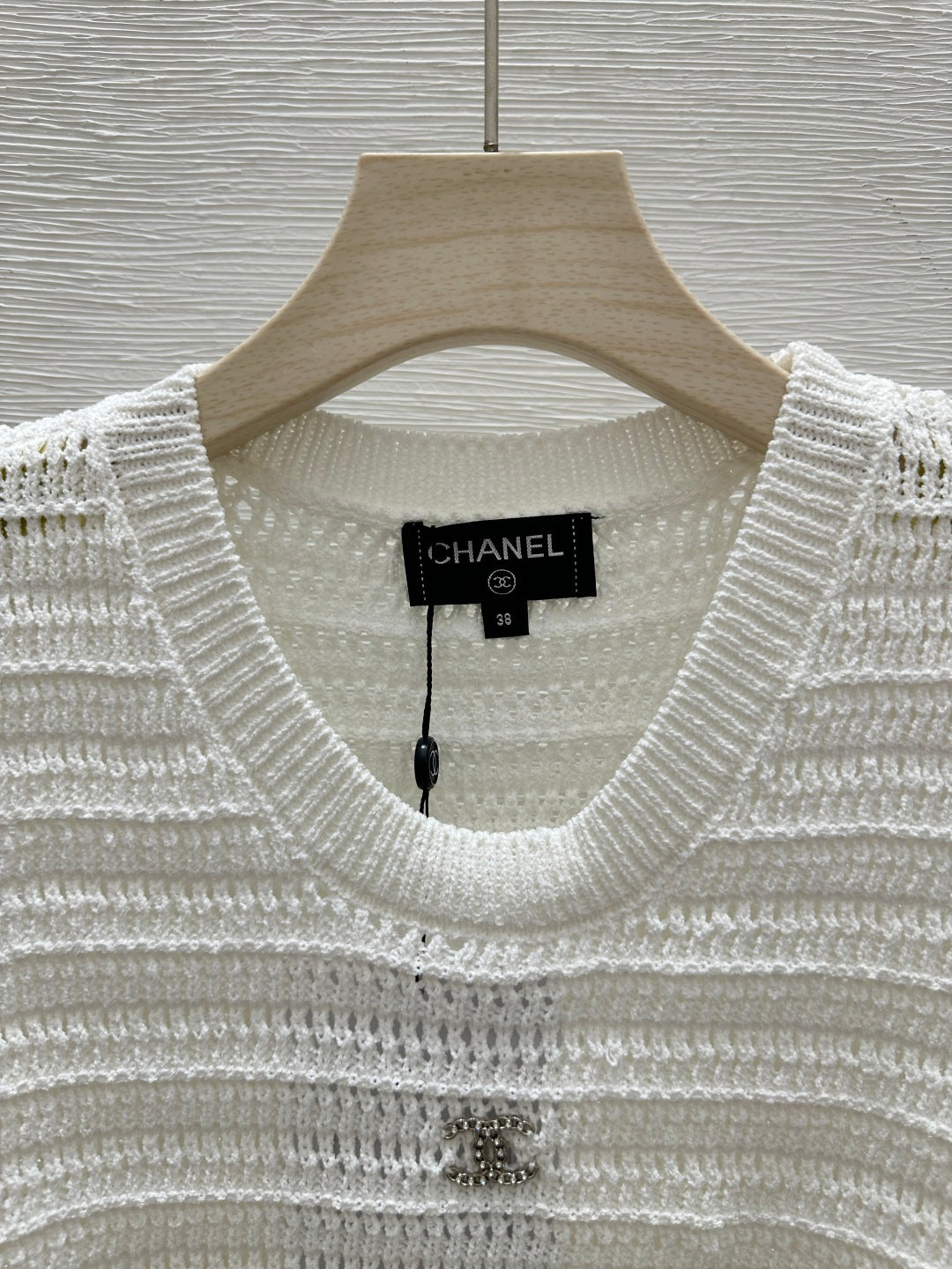 25 New Cutout Knit Splicing Tassel Metal Logo Vest