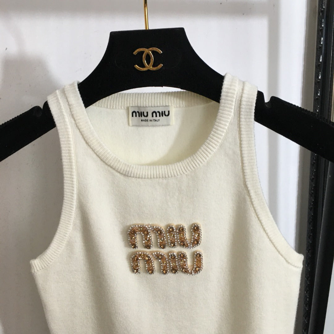 25Logo sticker slim knit vest