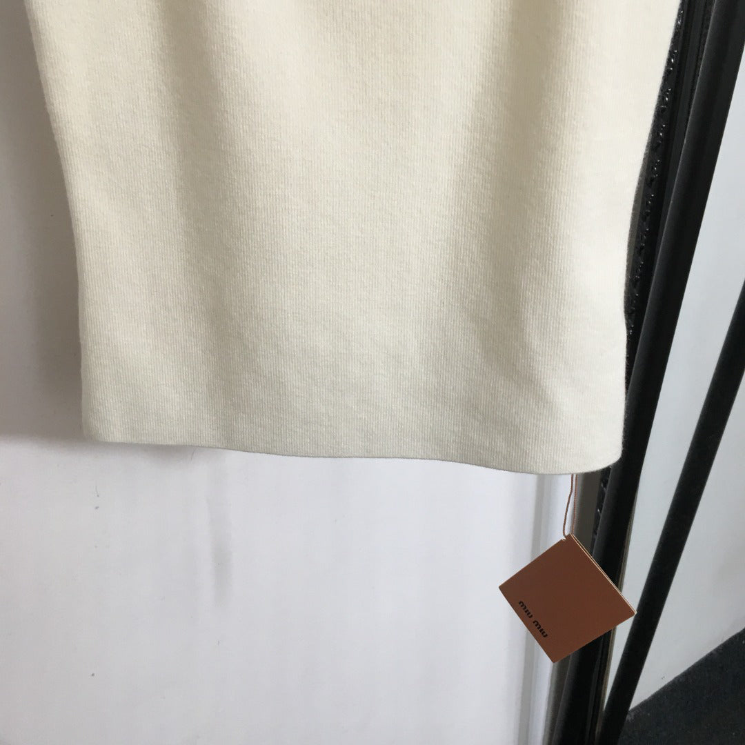 25Logo sticker slim knit vest