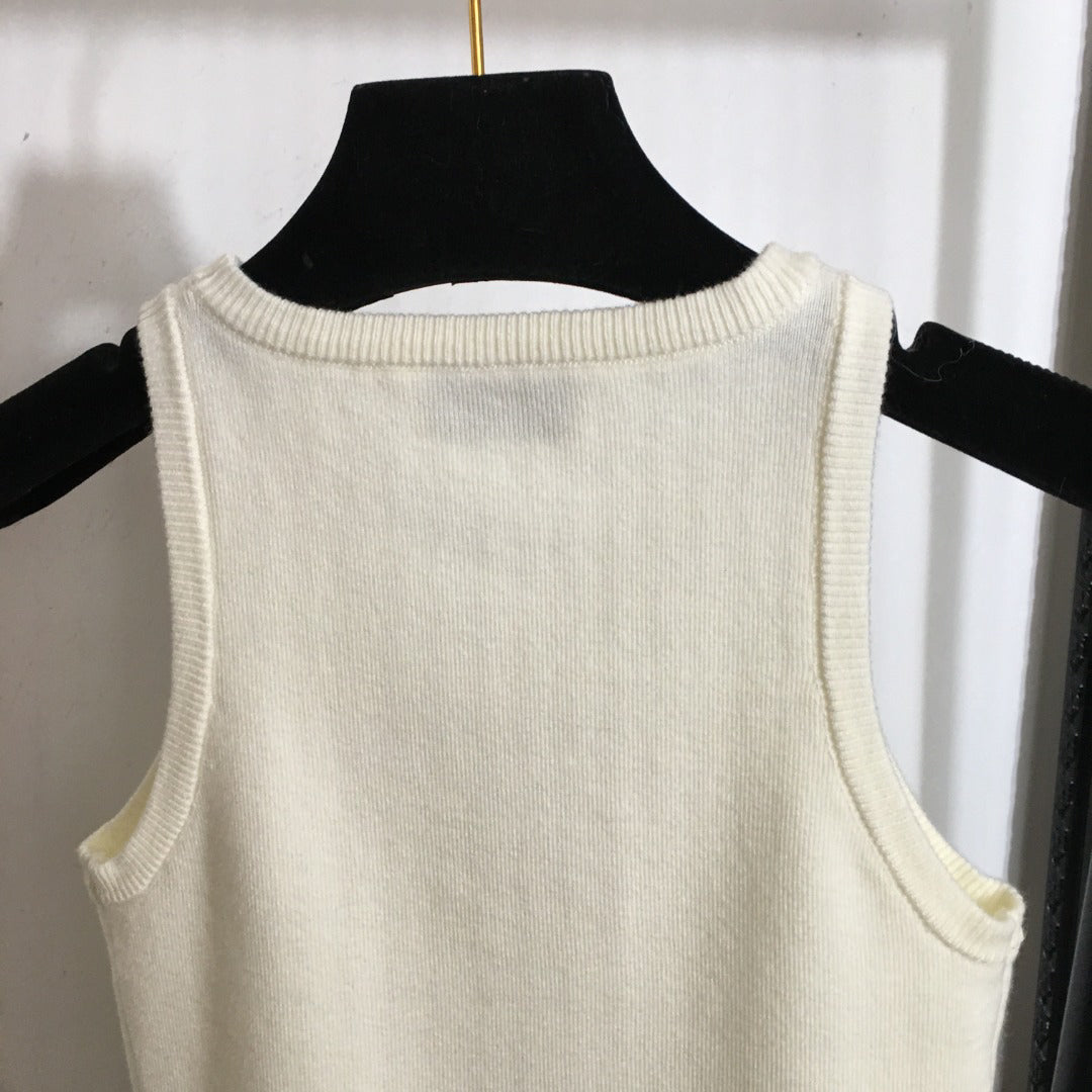 25Logo sticker slim knit vest