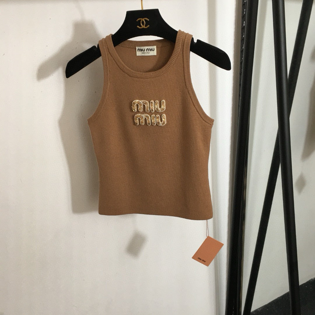 25Logo sticker slim knit vest