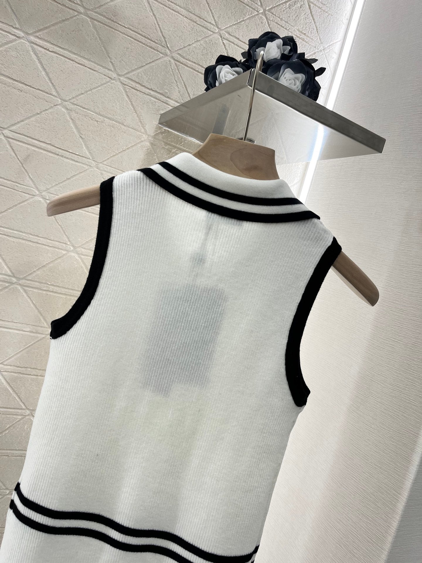 2025 New Contrast Color Knitted Vest