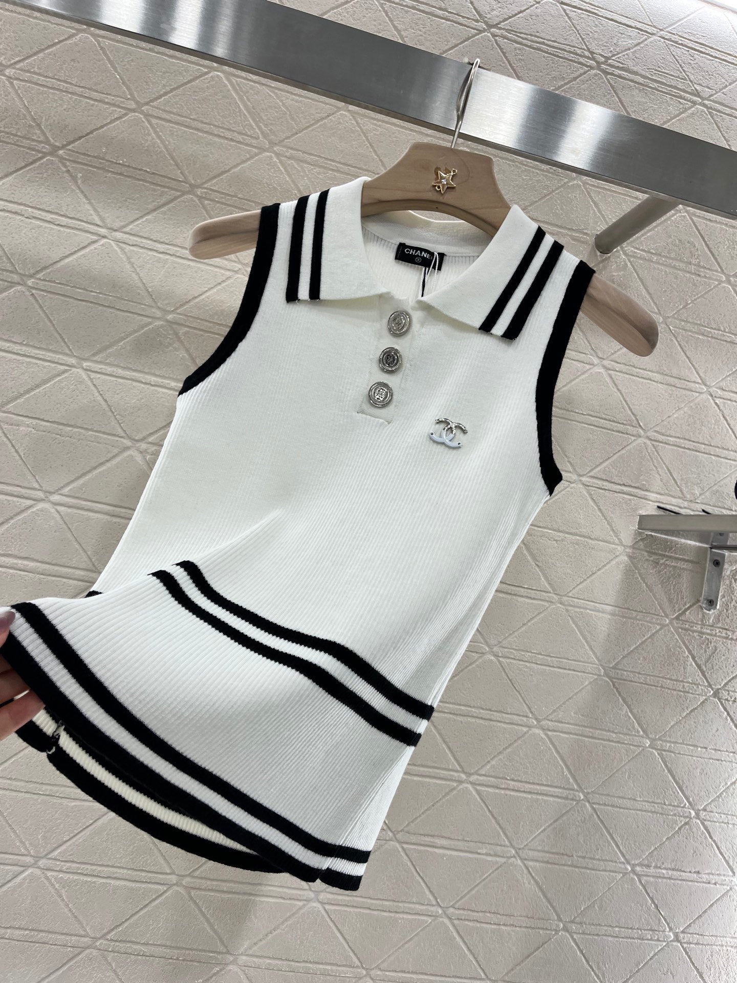 2025 New Contrast Color Knitted Vest