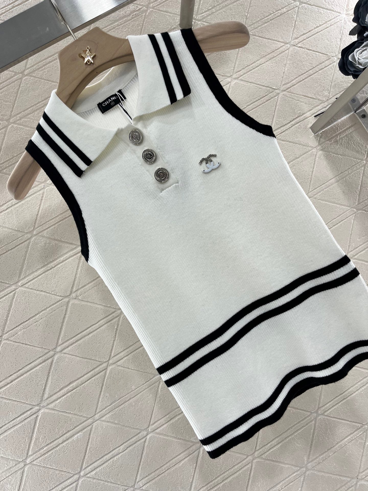 2025 New Contrast Color Knitted Vest