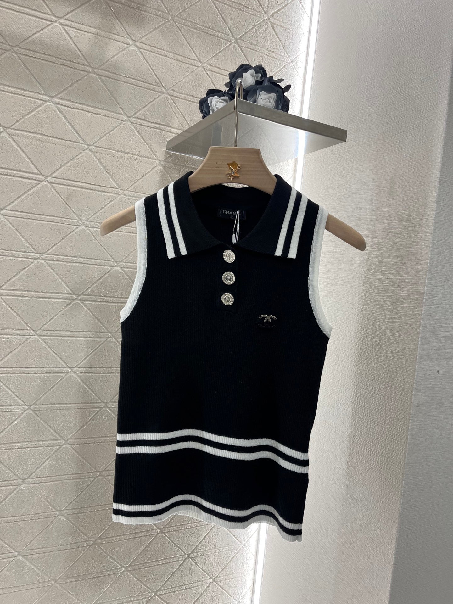 2025 New Contrast Color Knitted Vest