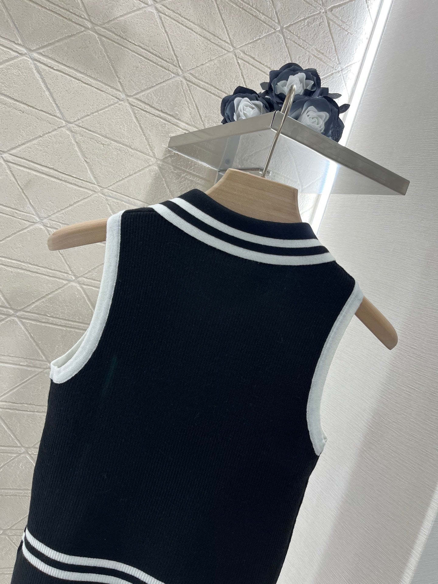 2025 New Contrast Color Knitted Vest
