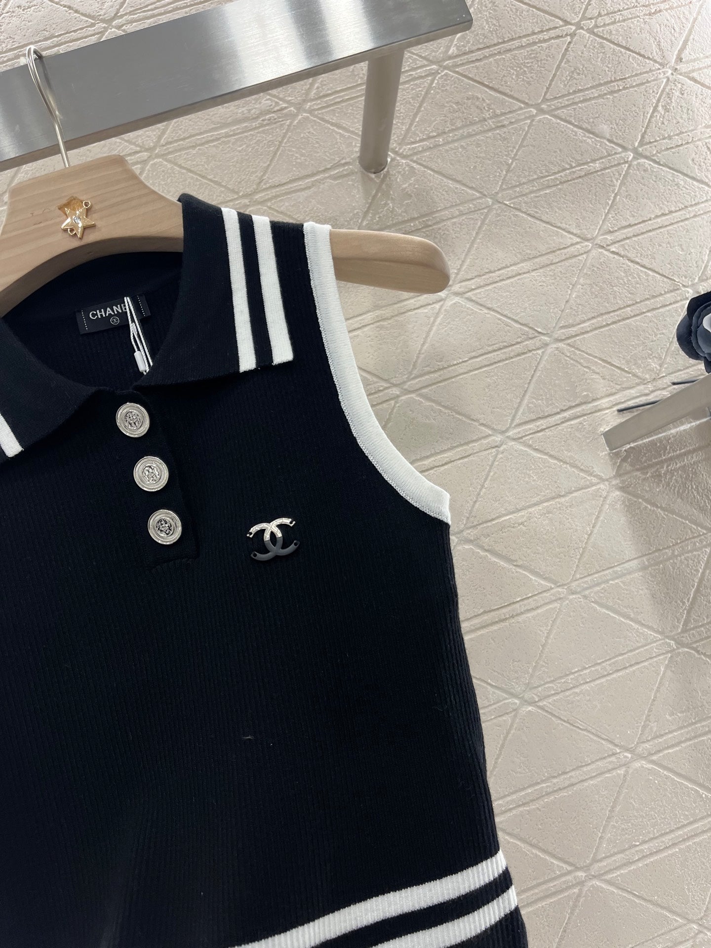 2025 New Contrast Color Knitted Vest