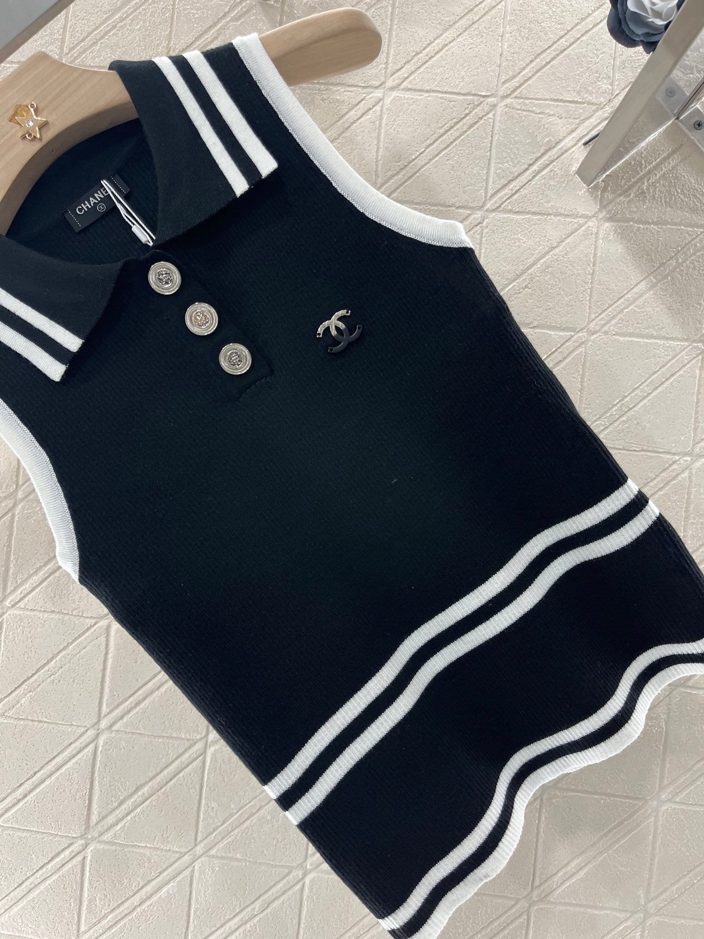 2025 New Contrast Color Knitted Vest
